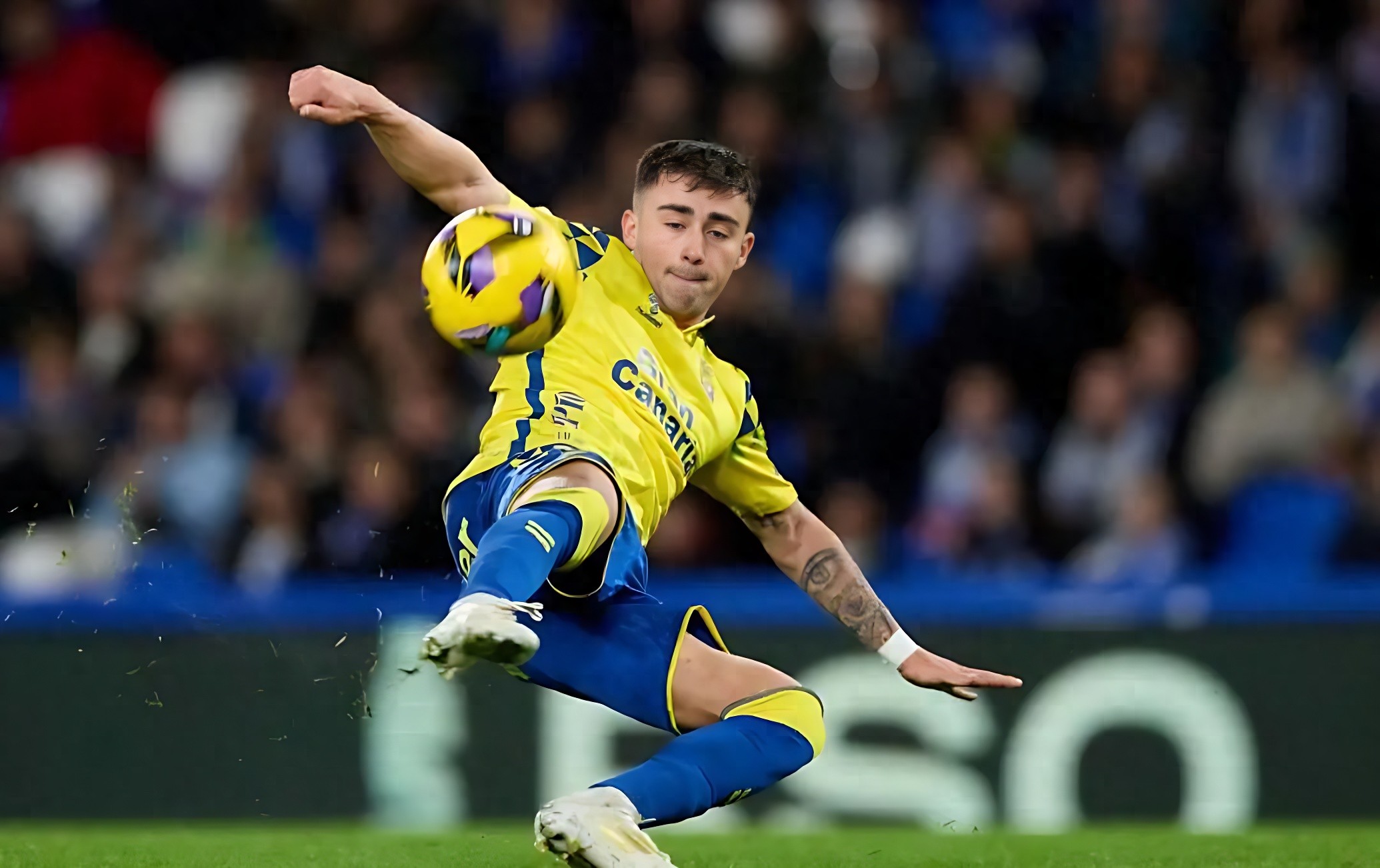 比利亚雷亚尔迎德甲关键赛，国际比赛日防线松动，气氛紧张，年轻球员得到机会的简单介绍