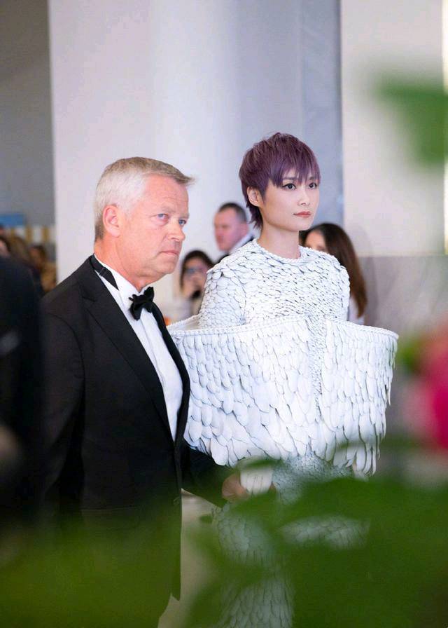 巴塞罗那训练开放日，清晨更衣室发声引欢呼，英超在即，球探报告显示潜力(巴塞罗那对曼联那个电视台)