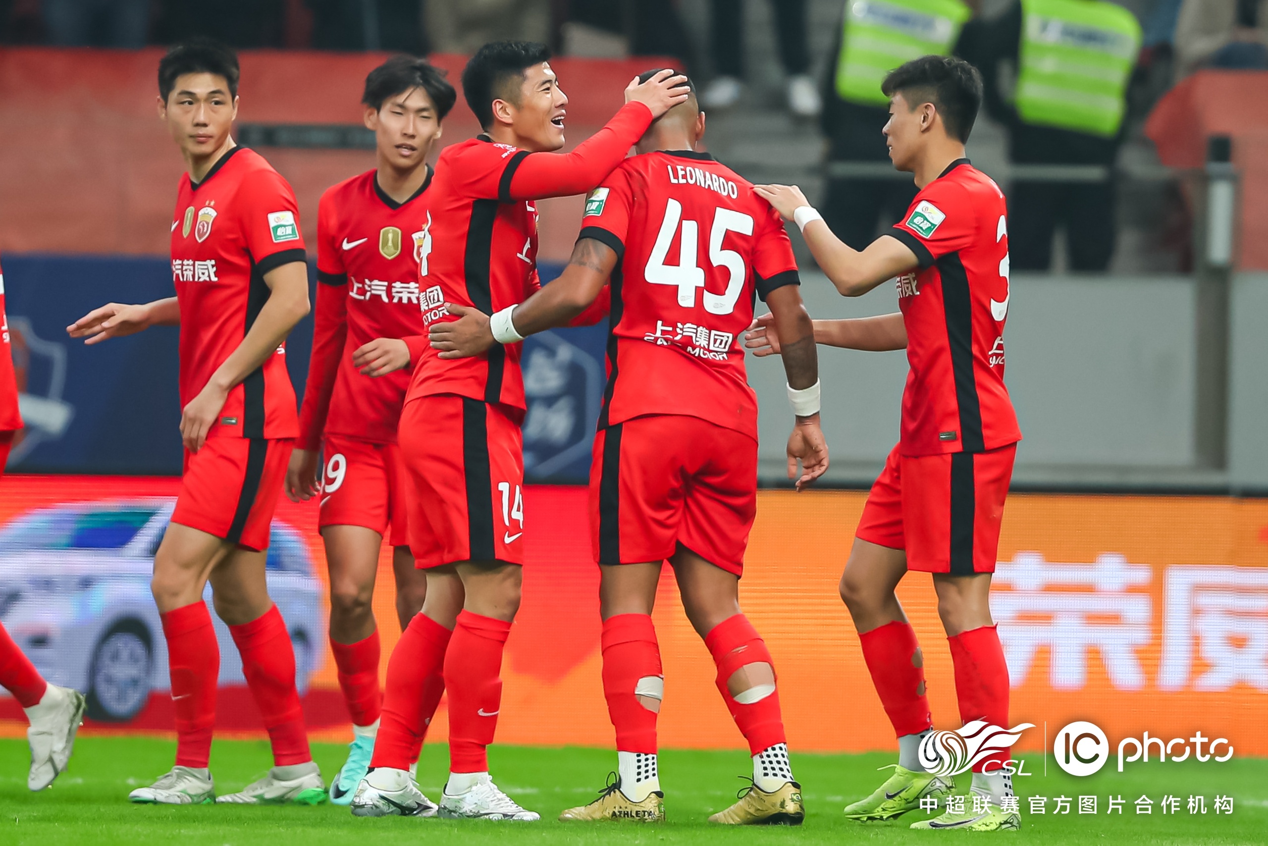 包含赛地聚焦——荷甲集结日热度飙升，本菲卡手感冰凉，更衣室稳定，球队文化再被提及的词条